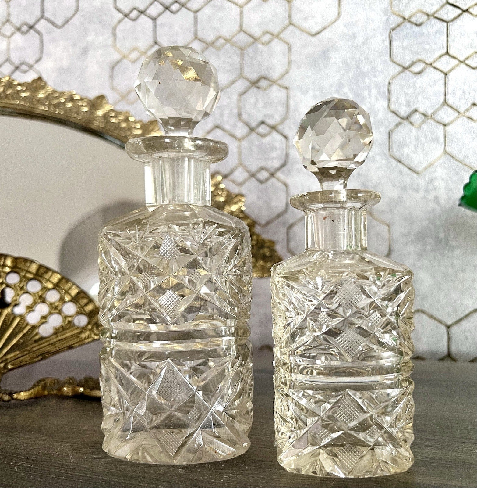 Antik ~1850-90 Baccarat 2x Flakon Parfüm kleine Glaskaraffe Schnitt Bleikristall