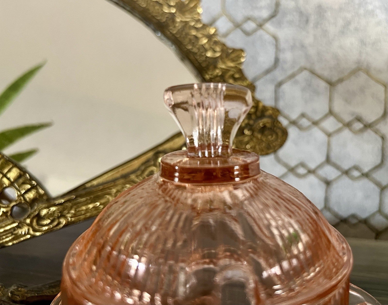 Antik Art Déco Glas Dose Honigdose Zuckerdose? Zierdose Pressglas Rosalin rosa