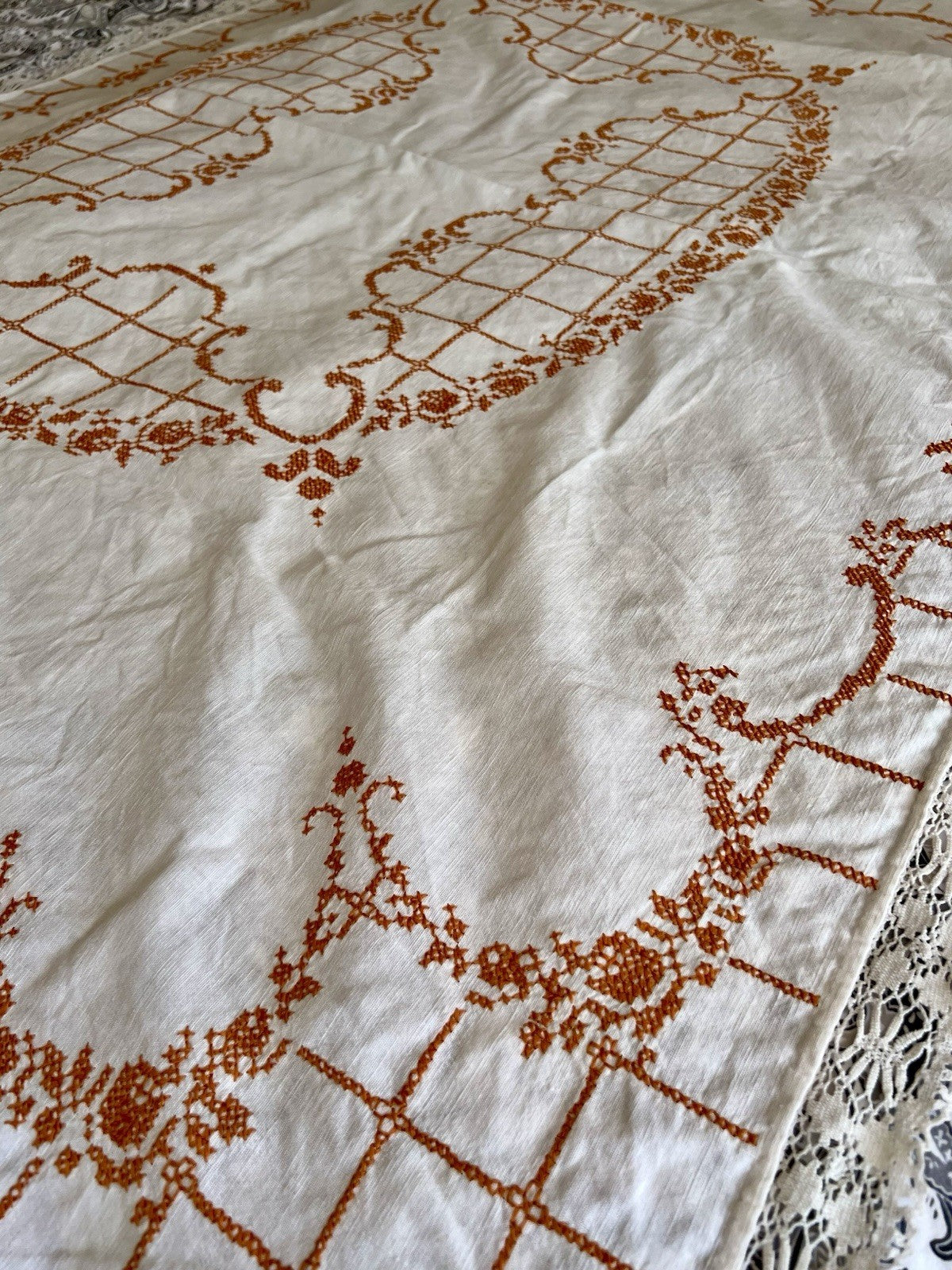 Antik Tischdecke  Art Deco Stickerei handbestickt orange Leinenmischung 160x125