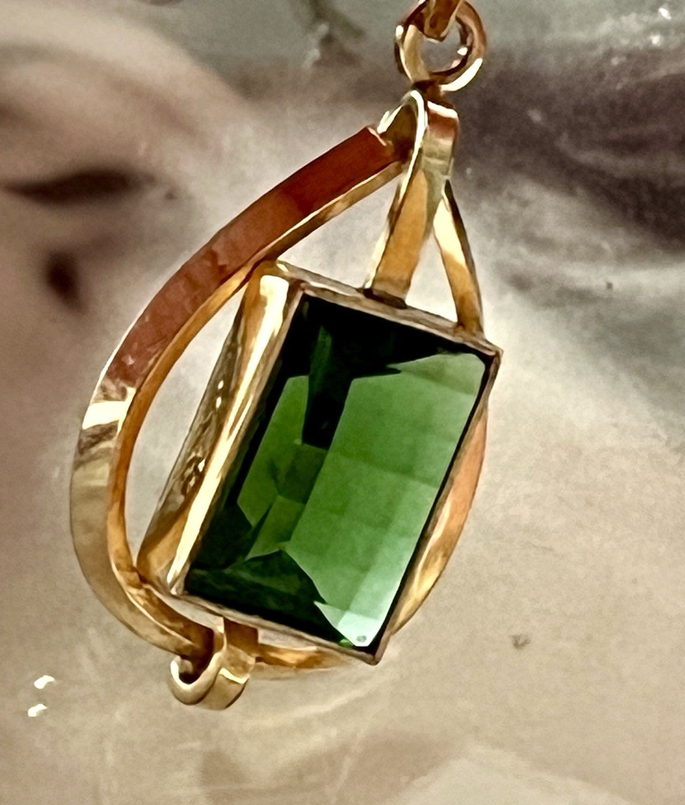 Vintage Designer Anhänger grüner Stein Amerik. Doublè vergoldet TeKa
