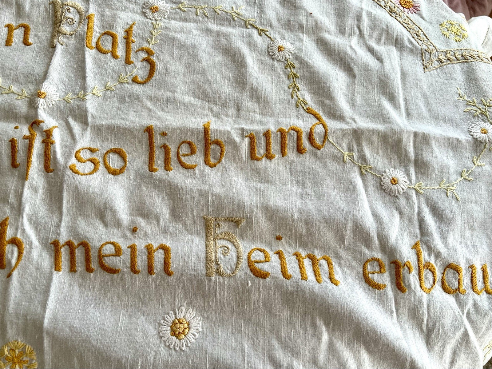 Antik Wandbehang Gardine „Kein Platz auf Erden ist so lieb und traut Leinen