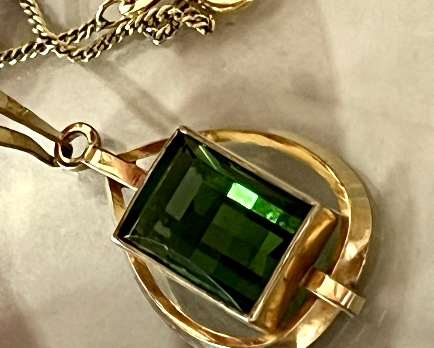 Vintage Designer Anhänger grüner Stein Amerik. Doublè vergoldet TeKa