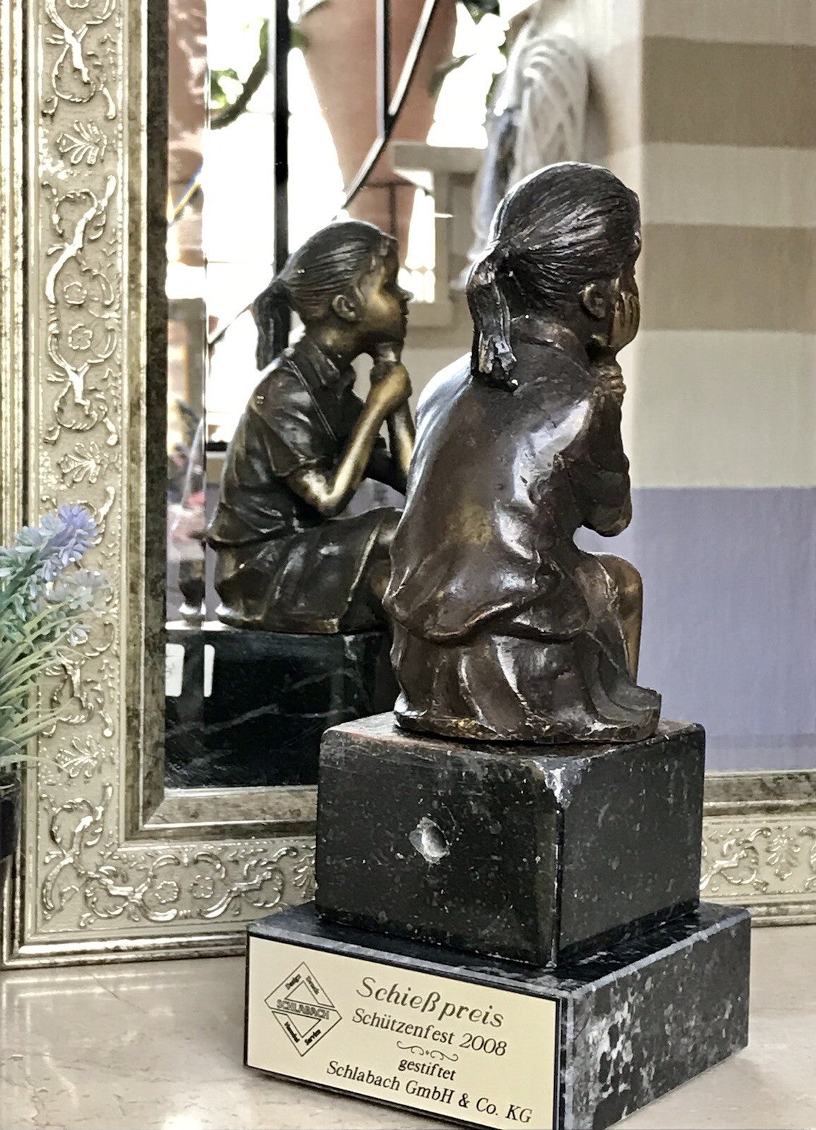 Vintage Bronze Figur Skulptur sitzendes Mädchen m. Hand am Kinn Marmorsockel