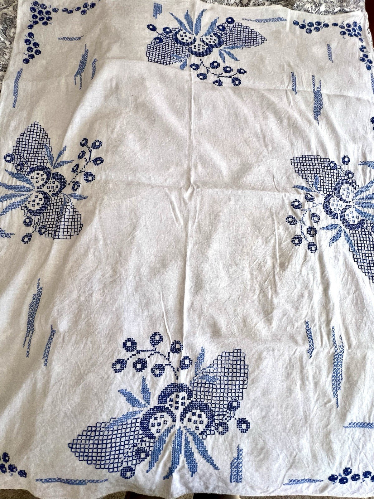 Antik Tischdecke  Art Deco Stickerei bestickt weiß Blau Leinenmischung 154x140