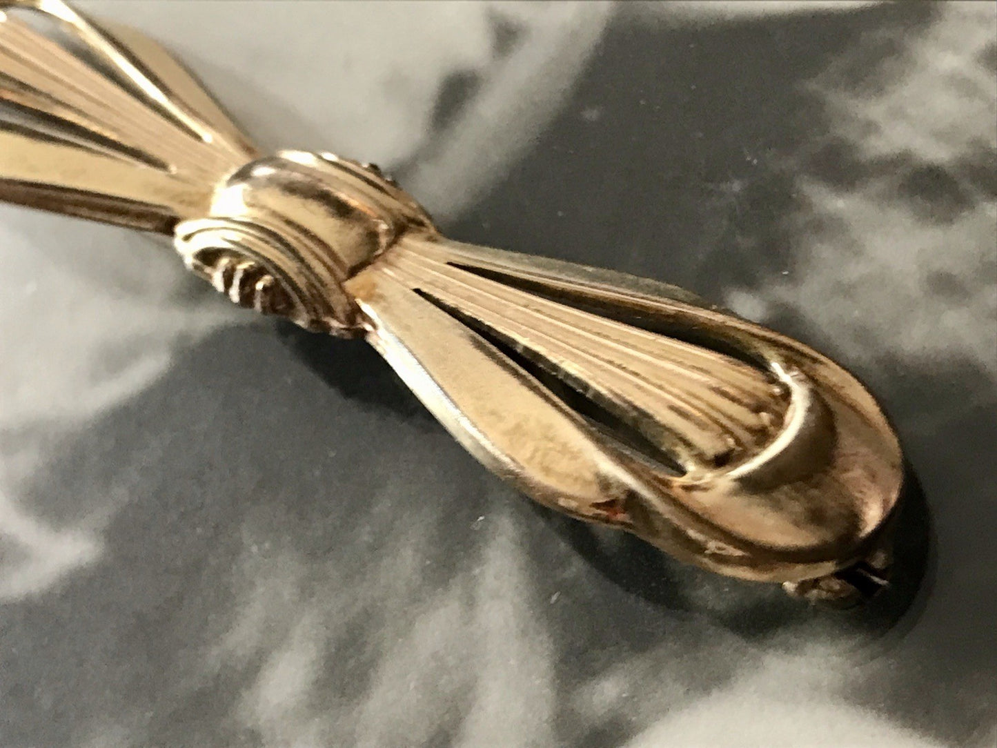 Antik Art Déco Brosche Oresto vergoldet Schleife