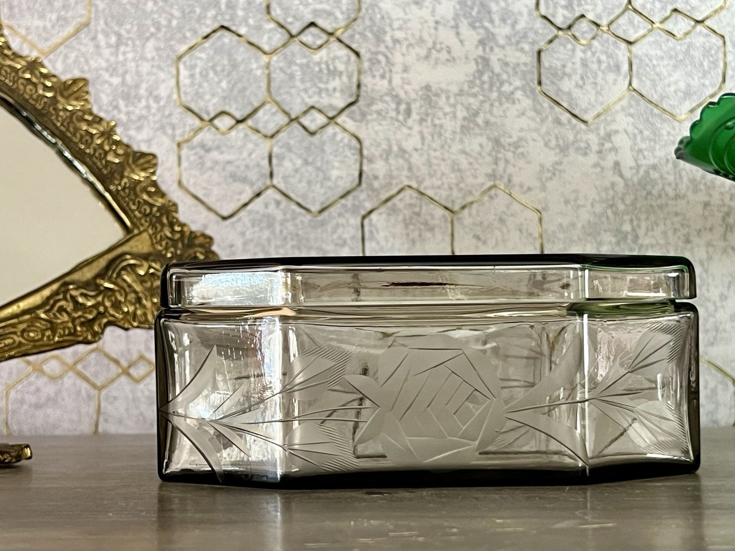 Antik Art Déco geschliffen Dose Schatulle Glas Rauchglas kantig Rosen-Motiv