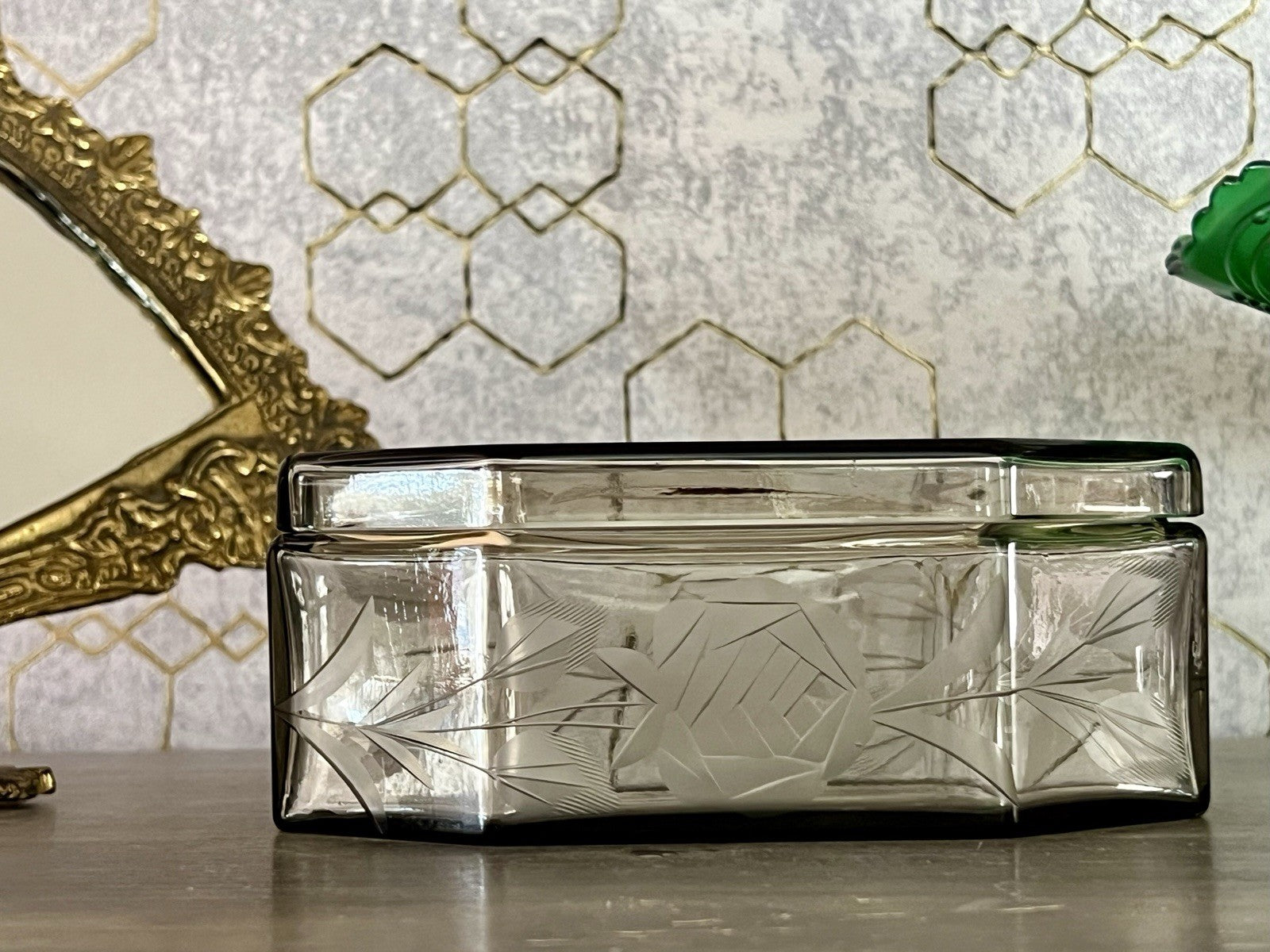 Antik Art Déco geschliffen Dose Schatulle Glas Rauchglas kantig Rosen-Motiv
