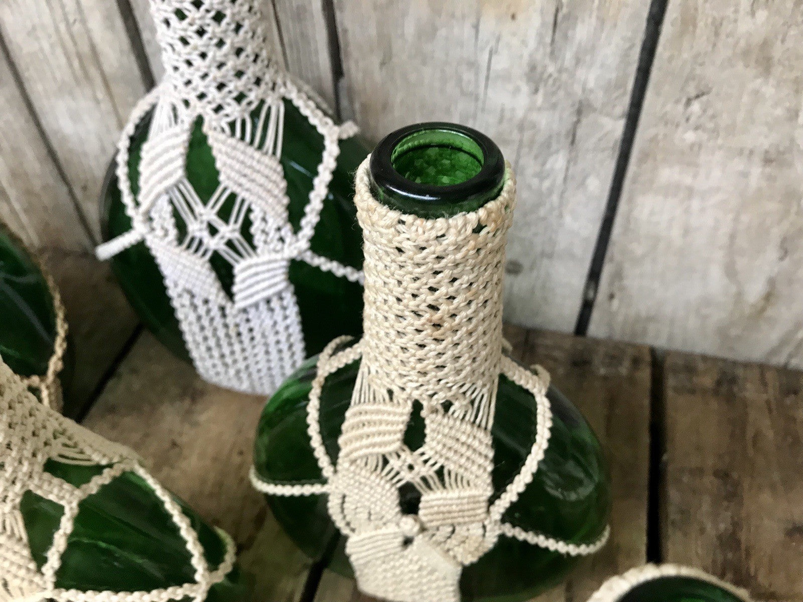 70er alt 5x True Vintage mit Makramee ummantelte grüne Flaschen Glas