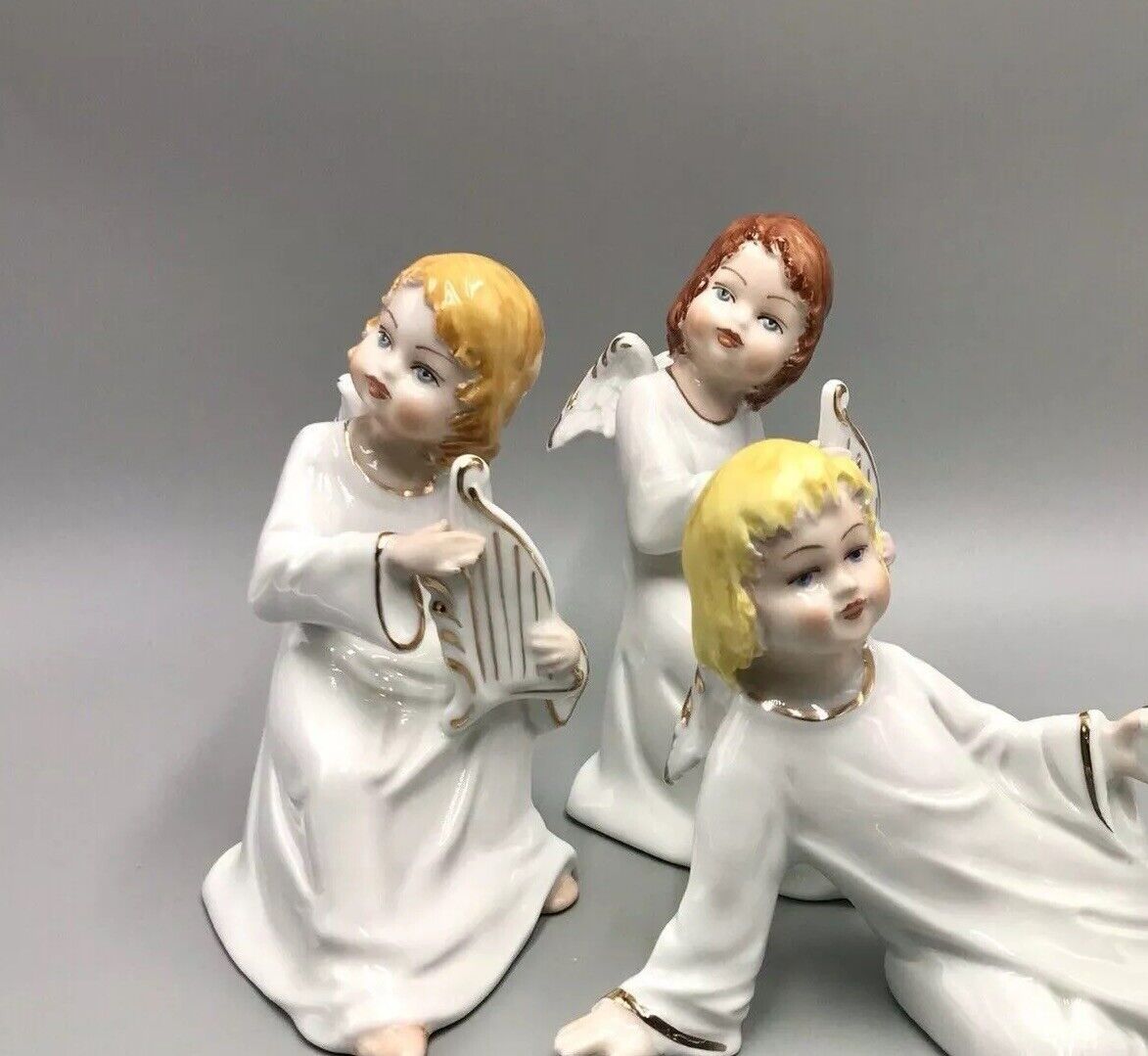 Weihnachten 2 ältere schöne 19 cm große Engel mit Harfe Porzellan Figuren