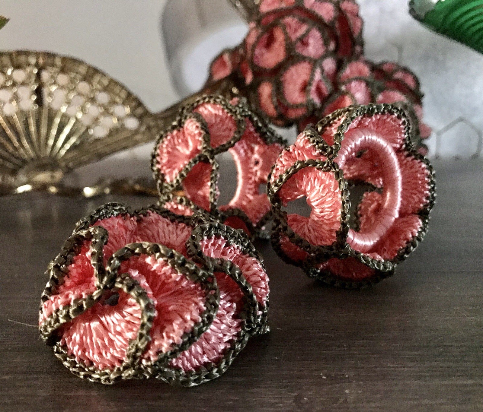 Alt Vintage 17 Serviettenringe rosa & grau  gehäkelt 50er-70er Jahre Kunstbast