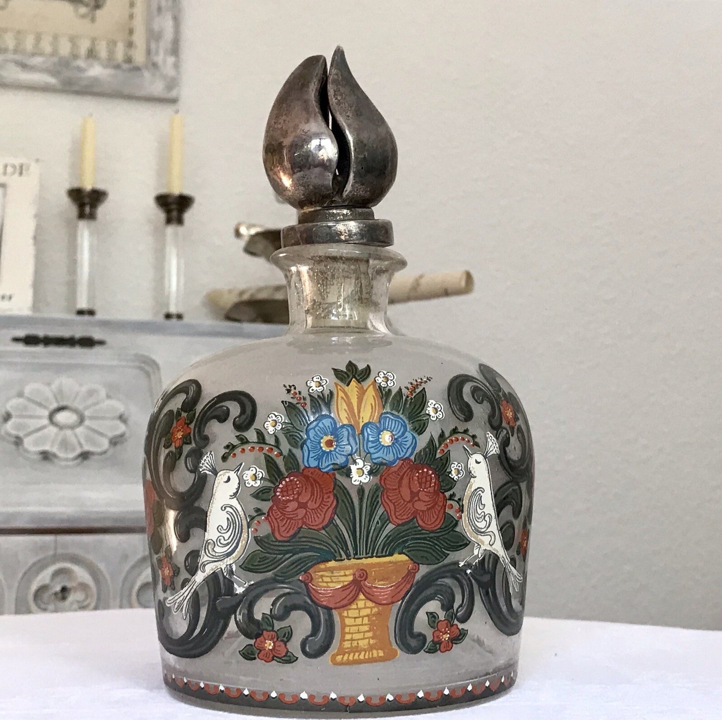 Alt Vintage Design Karaffe Dekanter versilberter Stopfen Bauernmotiv
