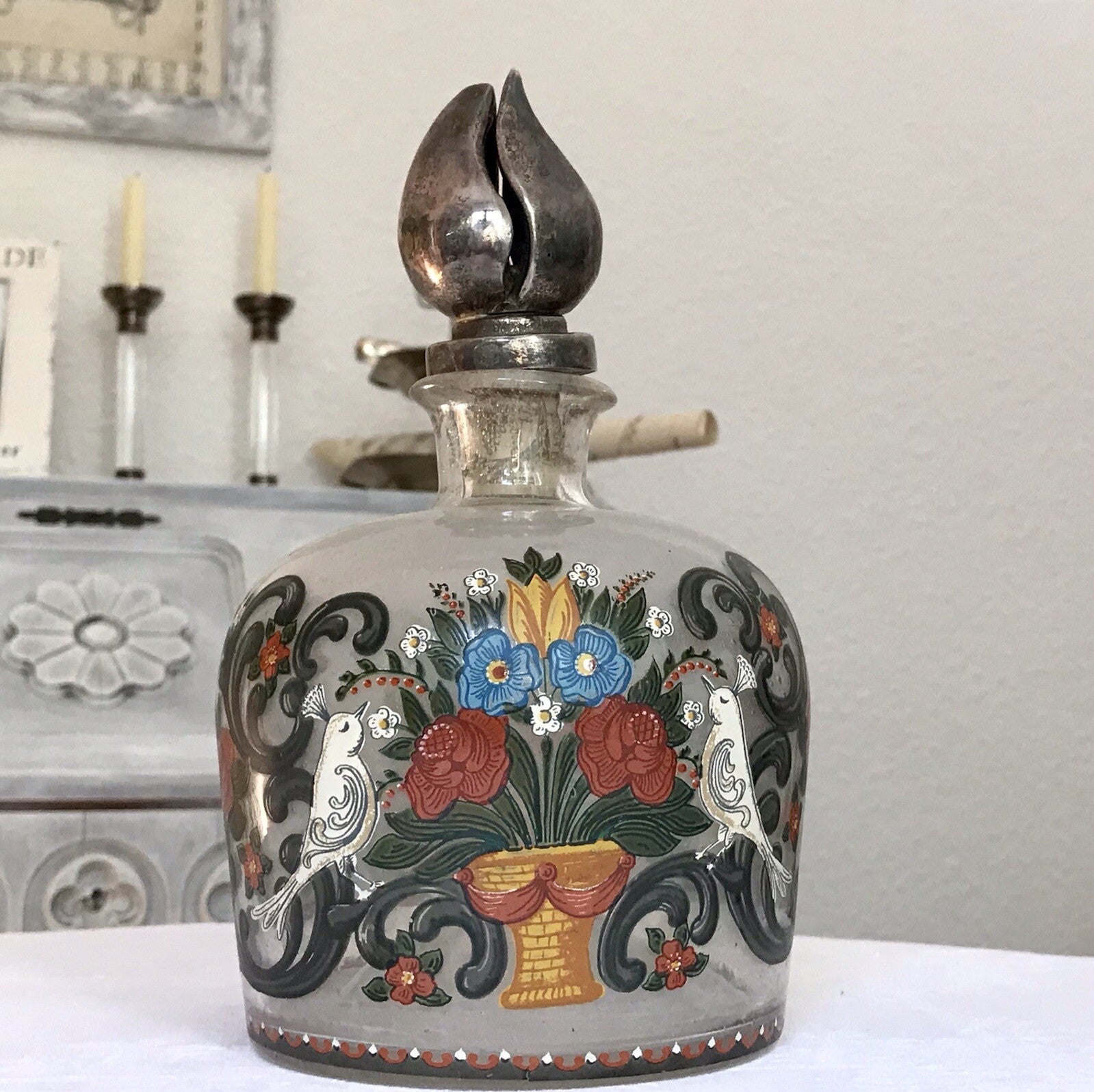 Alt Vintage Design Karaffe Dekanter versilberter Stopfen Bauernmotiv