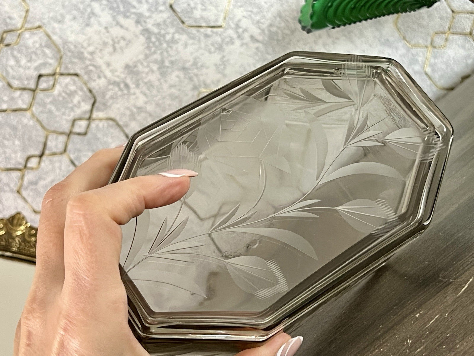 Antik Art Déco geschliffen Dose Schatulle Glas Rauchglas kantig Rosen-Motiv