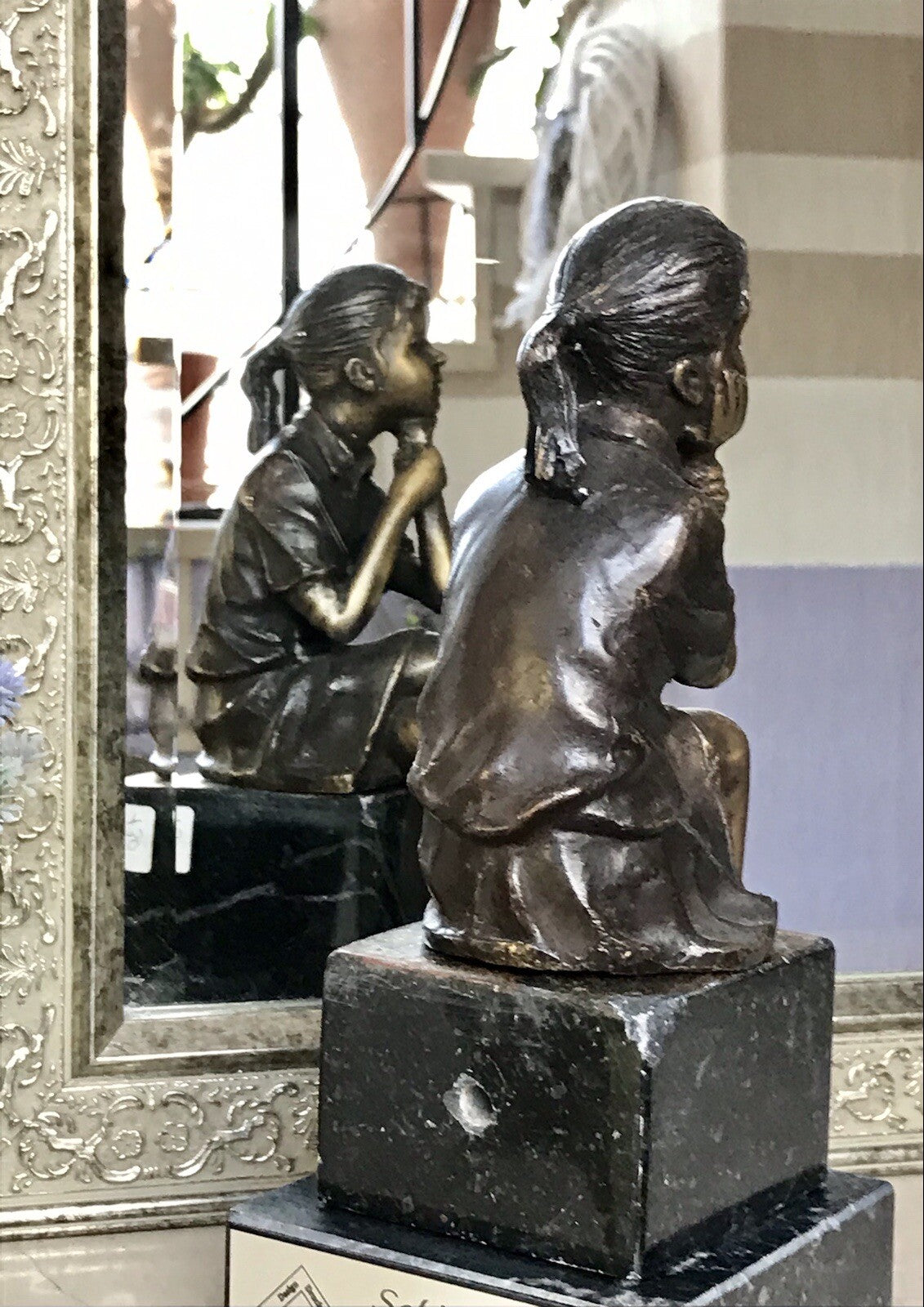 Vintage Bronze Figur Skulptur sitzendes Mädchen m. Hand am Kinn Marmorsockel