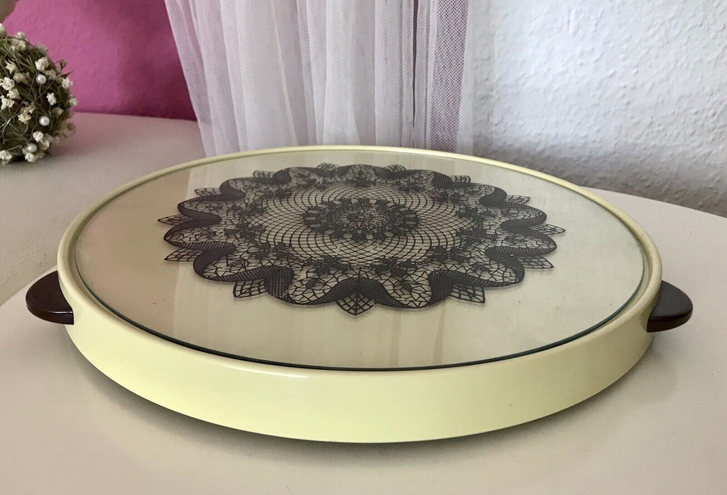 Vintage drehbare Tortenplatte Kunststoff & Glas Spitzen-Muster Vanille schwarz