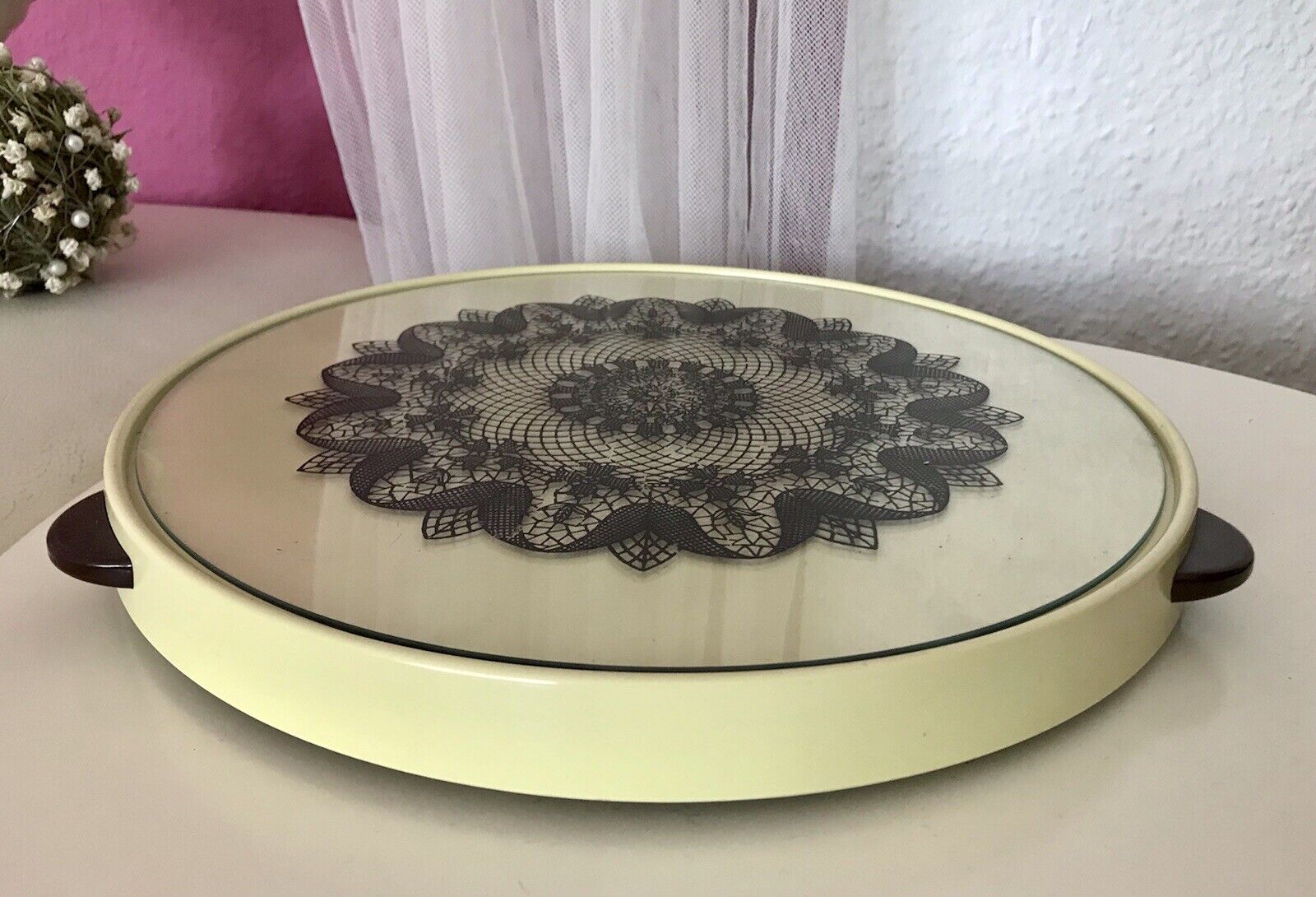 Vintage drehbare Tortenplatte Kunststoff & Glas Spitzen-Muster Vanille schwarz