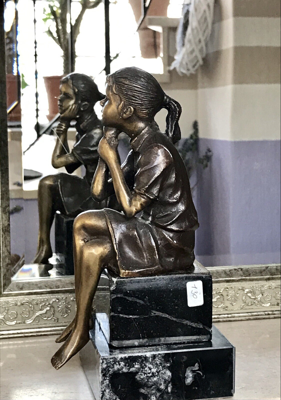 Vintage Bronze Figur Skulptur sitzendes Mädchen m. Hand am Kinn Marmorsockel