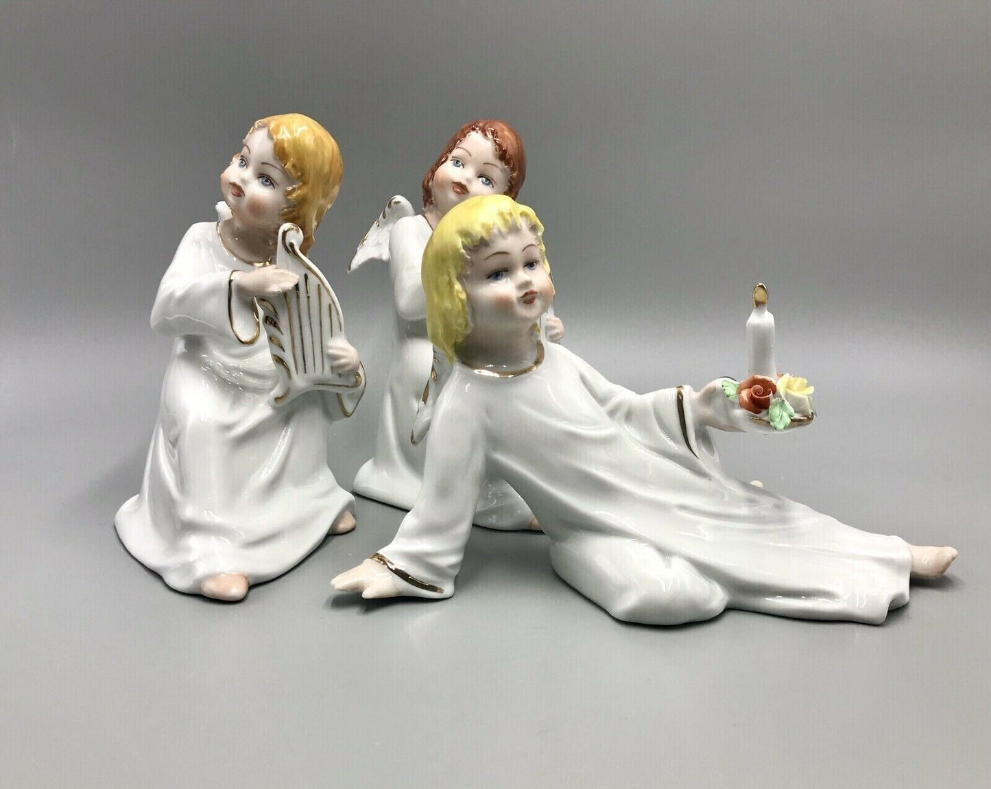 Weihnachten 2 ältere schöne 19 cm große Engel mit Harfe Porzellan Figuren
