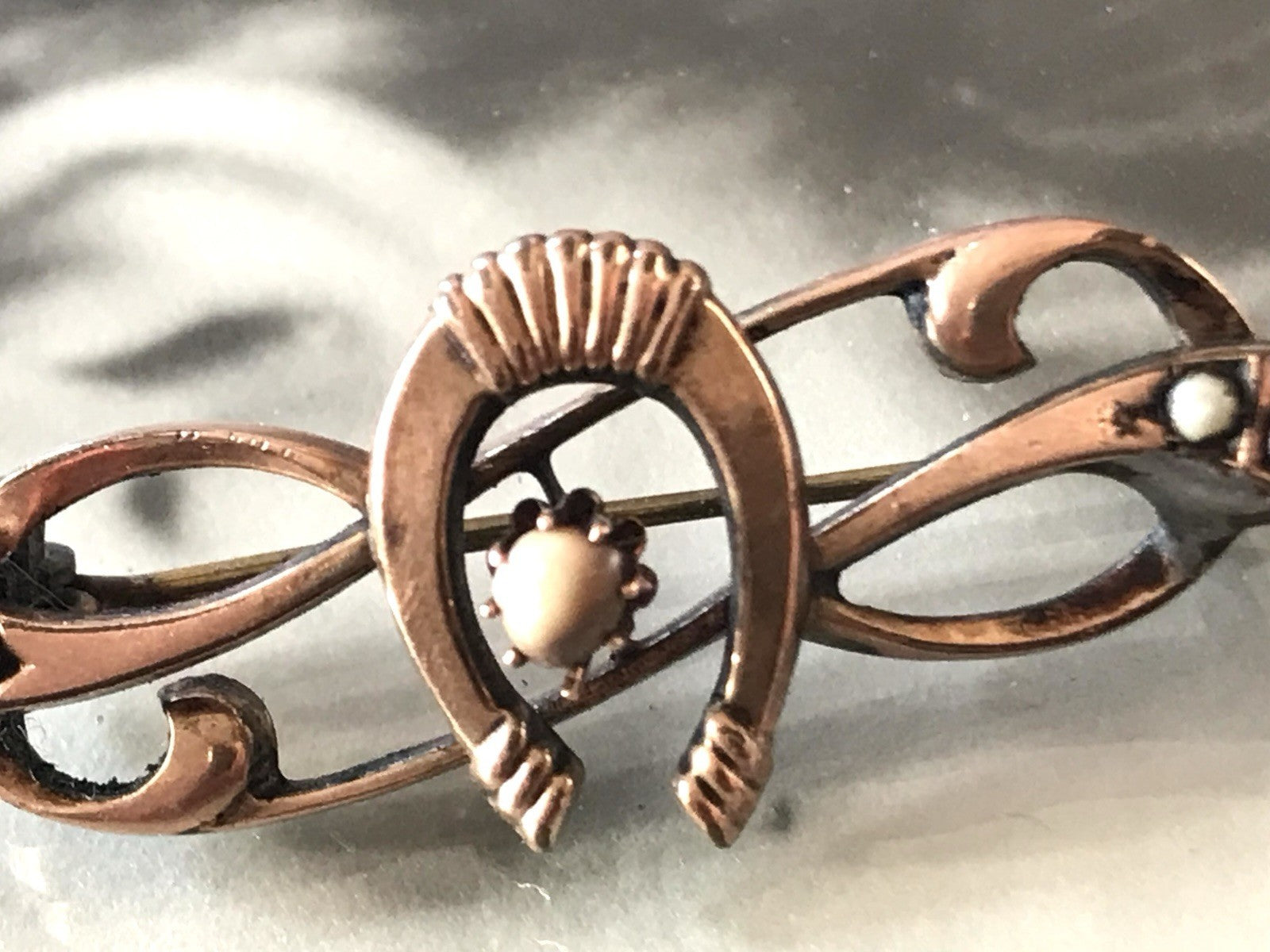 Antik Biedermeier Jugendstil Brosche rotgoldfarben Saatperlen Walzgold