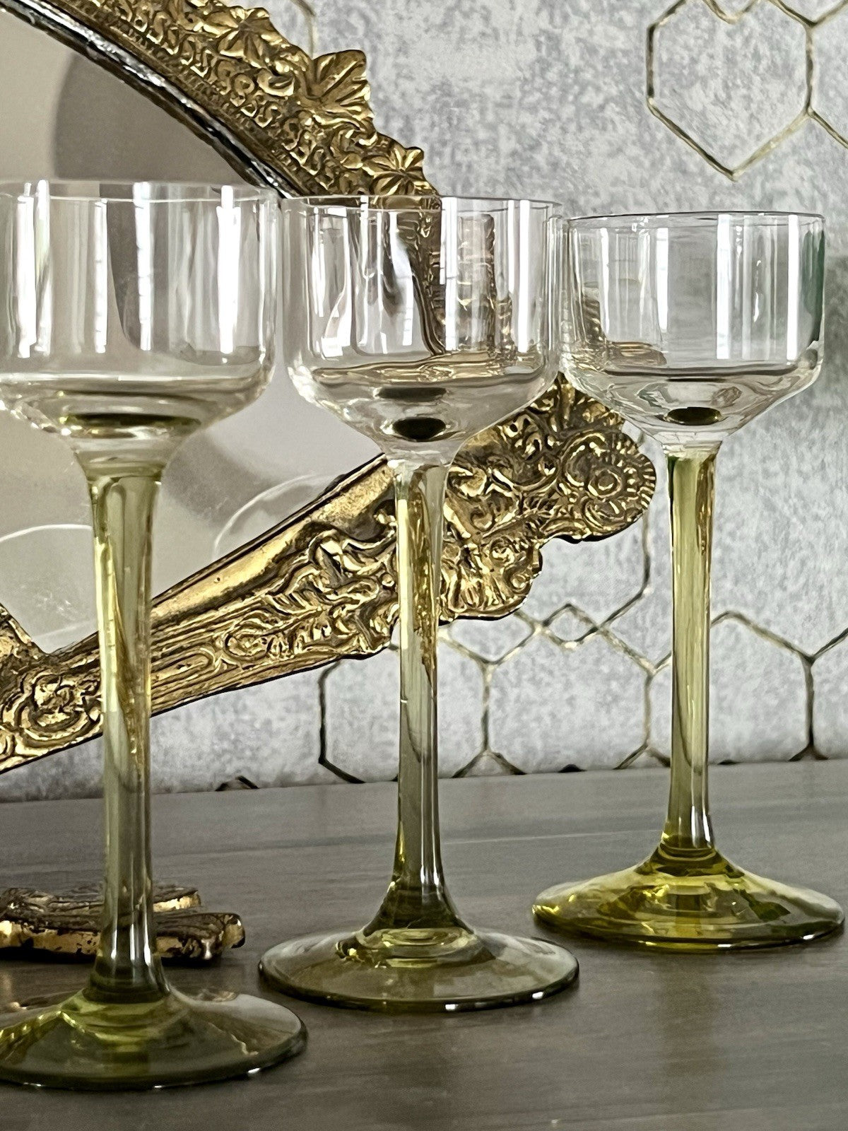 Antik 3x Jugendstil Art Déco Glas Likörgläser Stiel grüngelb optisch gerippt