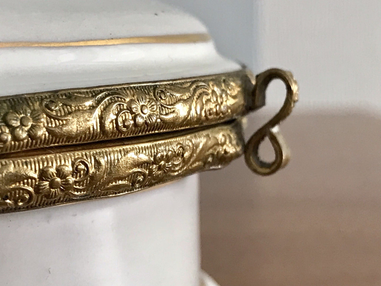 Antik Porzellan Puls Dose Deckeldose Deckel Schatulle teils bemalt Bronze?Montur