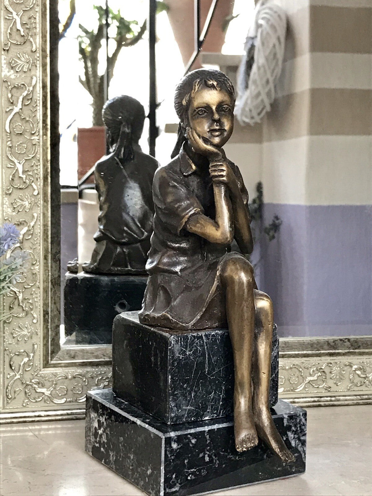 Vintage Bronze Figur Skulptur sitzendes Mädchen m. Hand am Kinn Marmorsockel