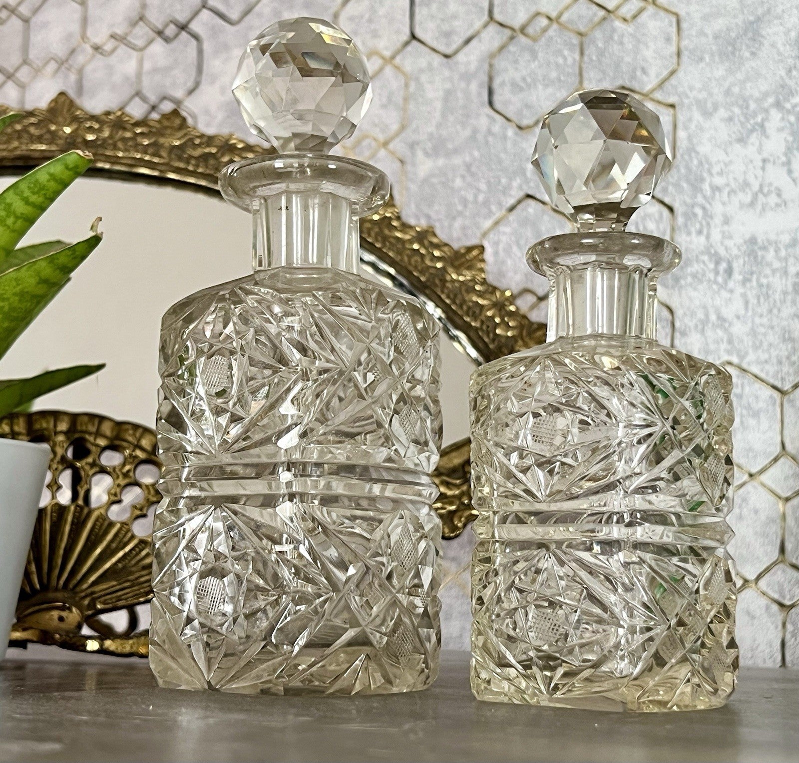 Antik ~1850-90 Baccarat 2x Flakon Parfüm kleine Glaskaraffe Schnitt Bleikristall