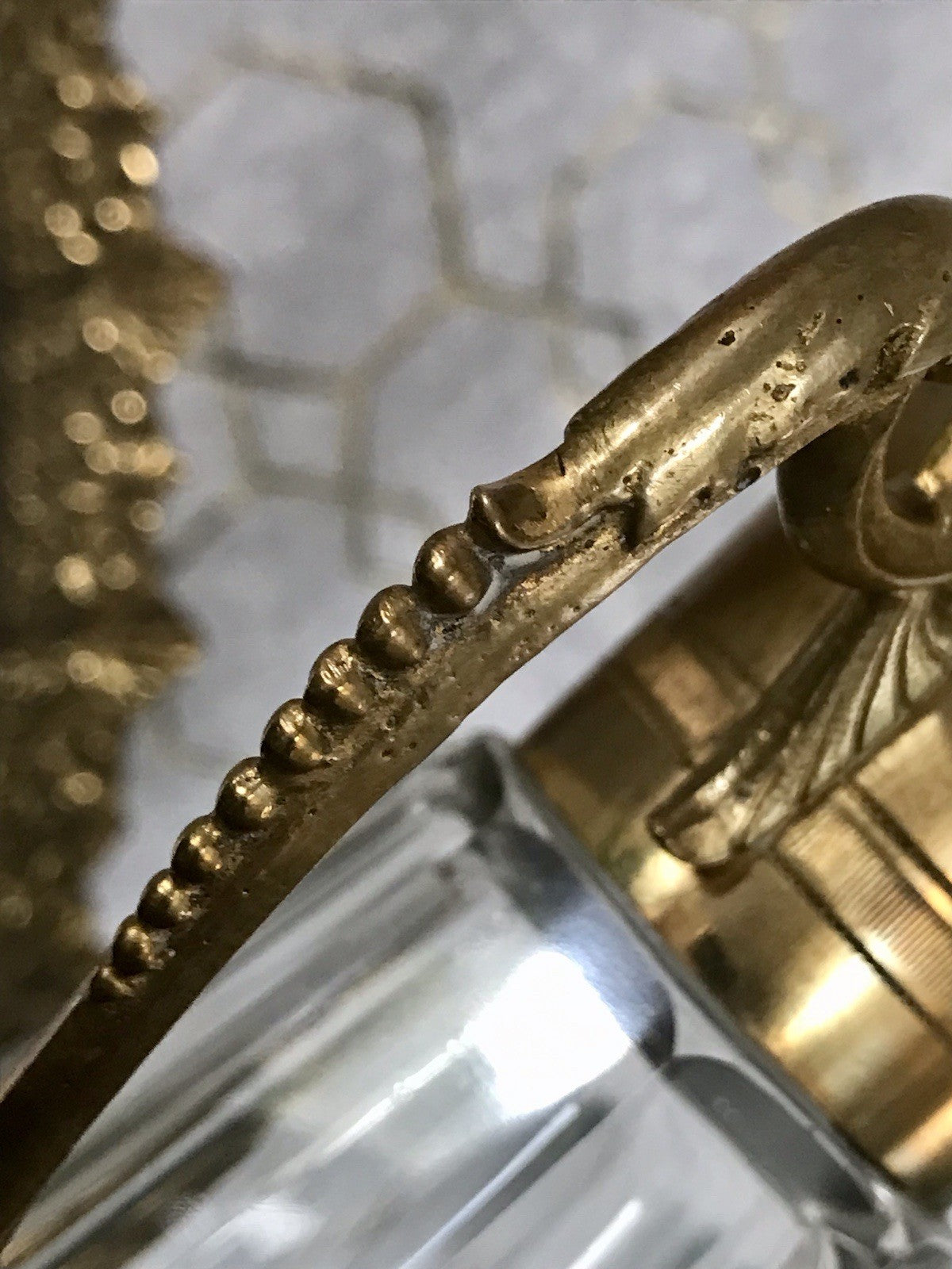 Antik Karaffe Dekanter Messing vergoldet? Metallmontur Glas Flächenschliff Edel!