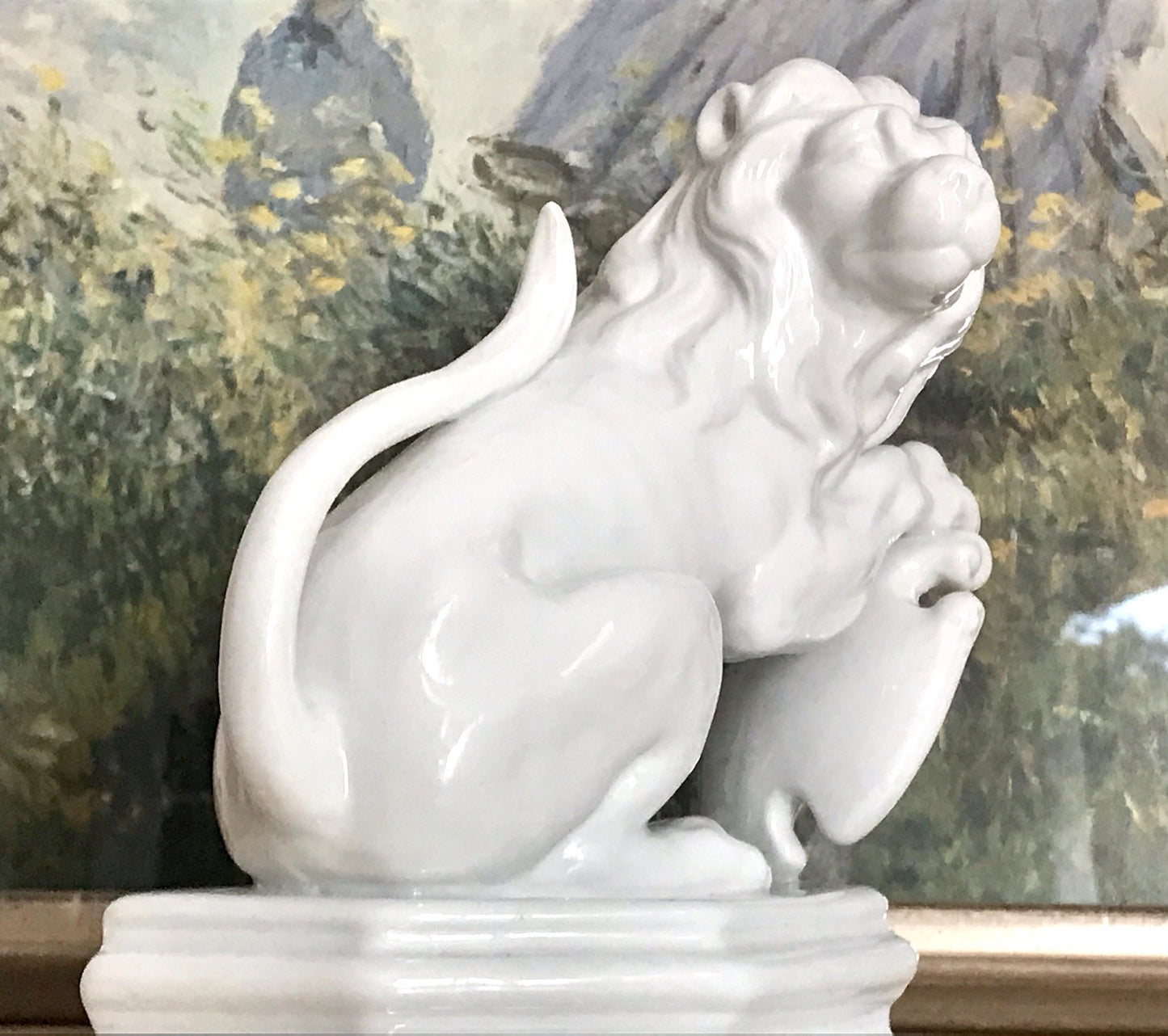 Antike Replik Porzellan Figur Löwe weiß auf Sockel Neundorf