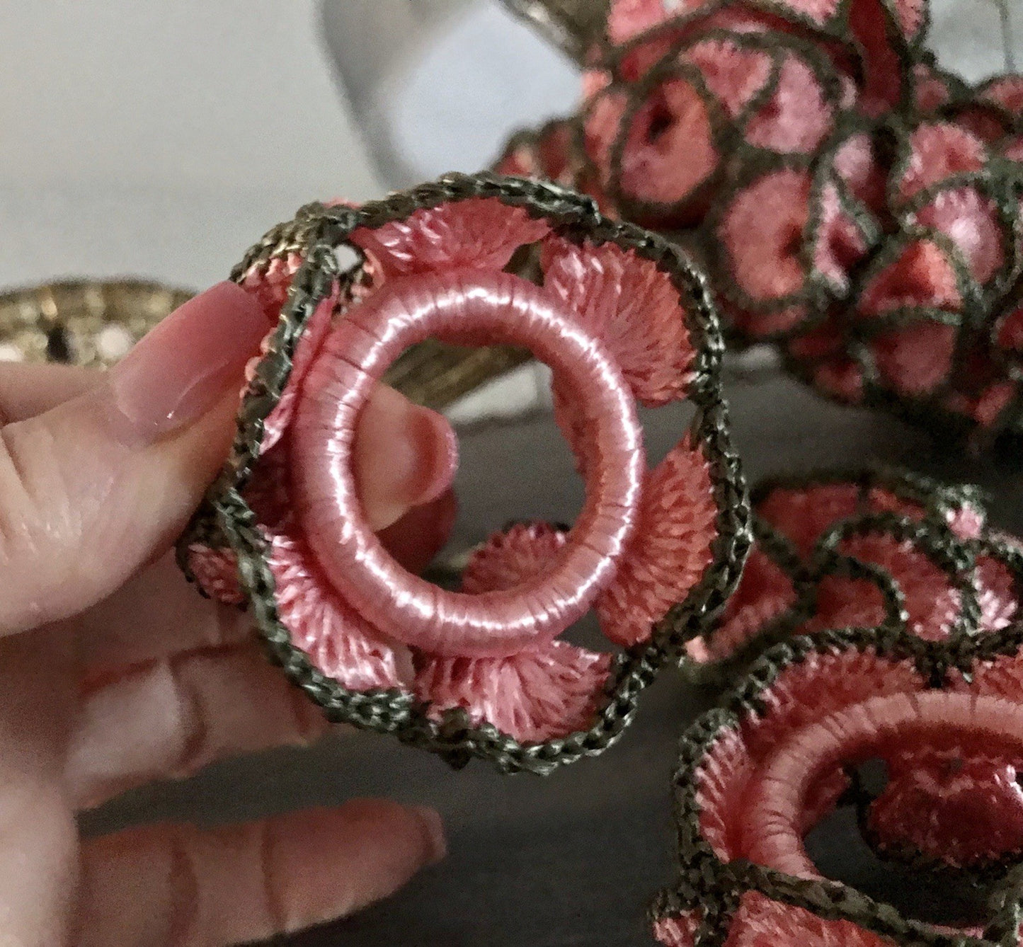 Alt Vintage 17 Serviettenringe rosa & grau  gehäkelt 50er-70er Jahre Kunstbast