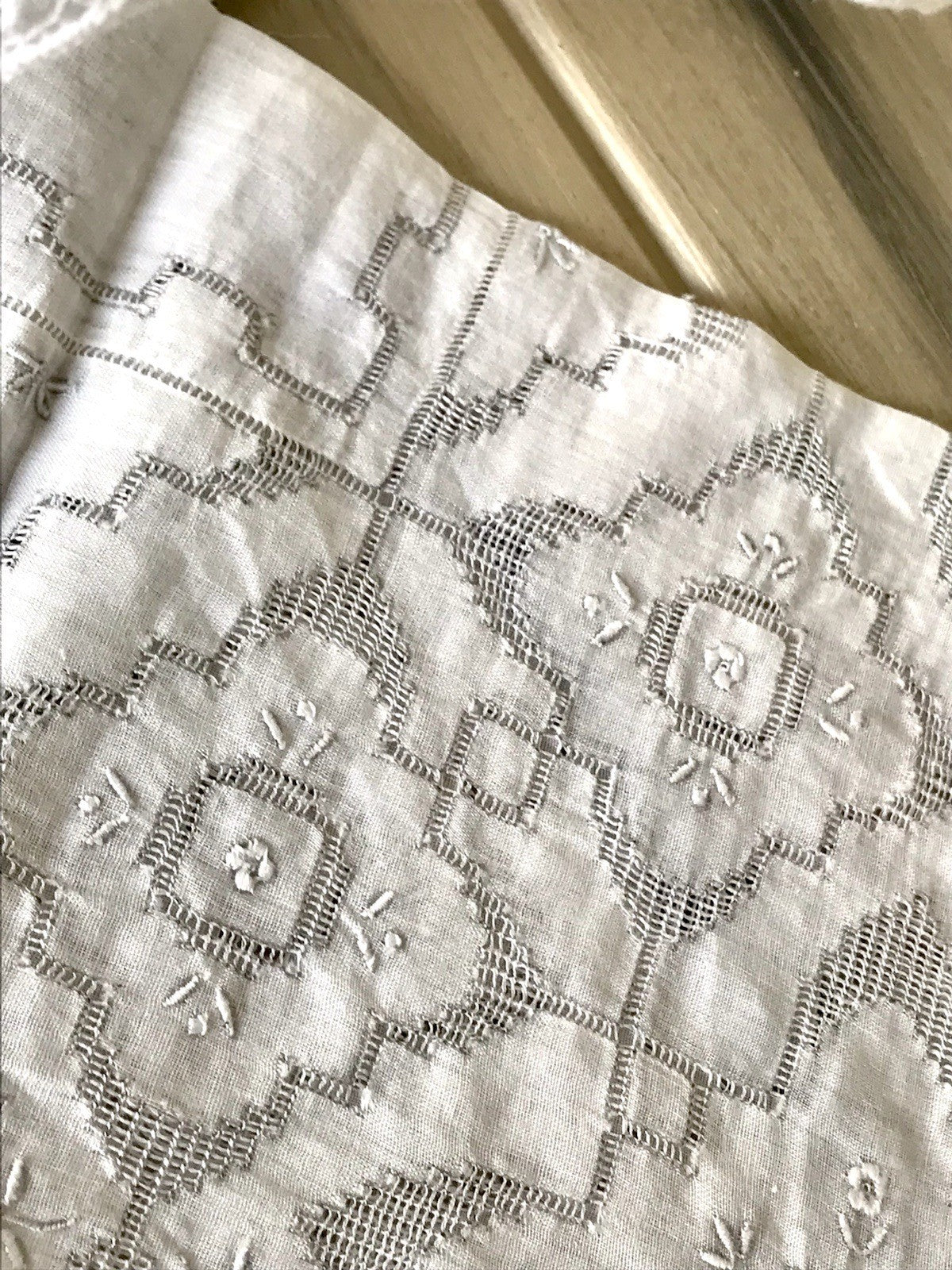 Antik 4x Taschentuch Taschentücher Stickerei weiß Batist Spitze elegant bestickt