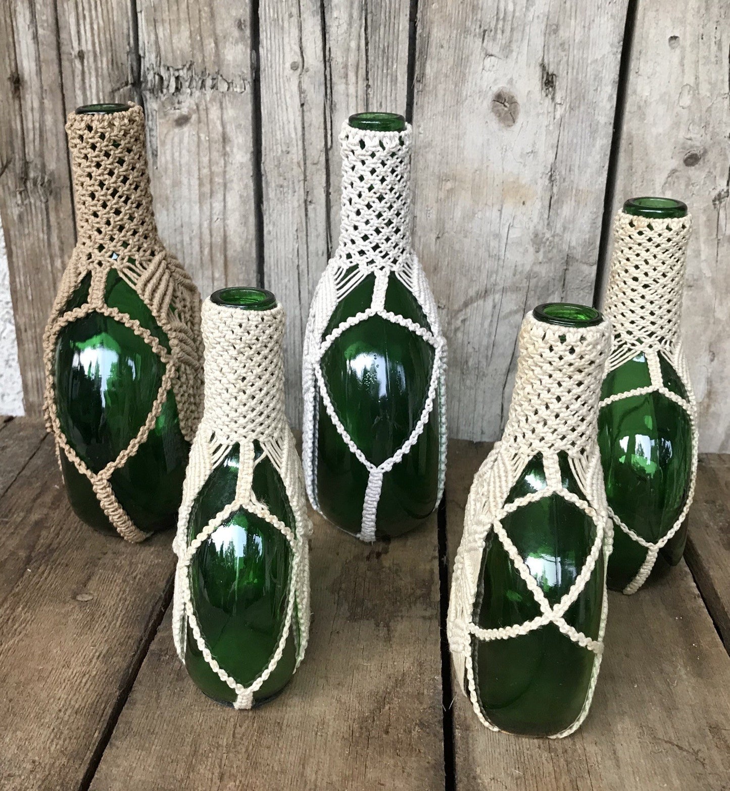 70er alt 5x True Vintage mit Makramee ummantelte grüne Flaschen Glas