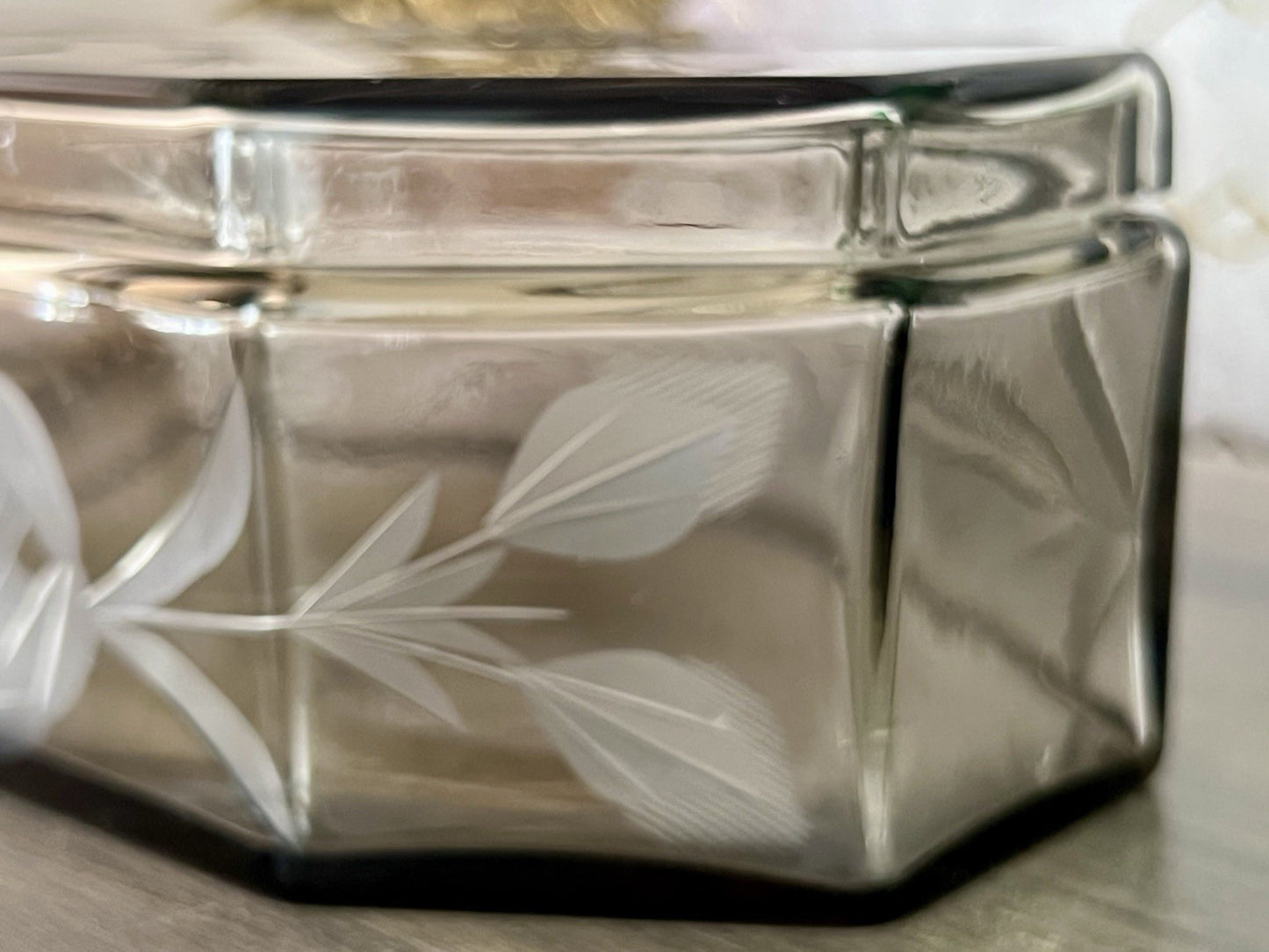 Antik Art Déco geschliffen Dose Schatulle Glas Rauchglas kantig Rosen-Motiv