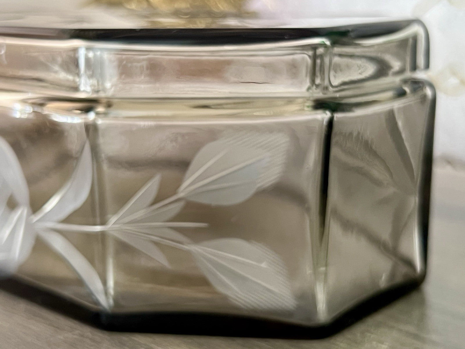 Antik Art Déco geschliffen Dose Schatulle Glas Rauchglas kantig Rosen-Motiv