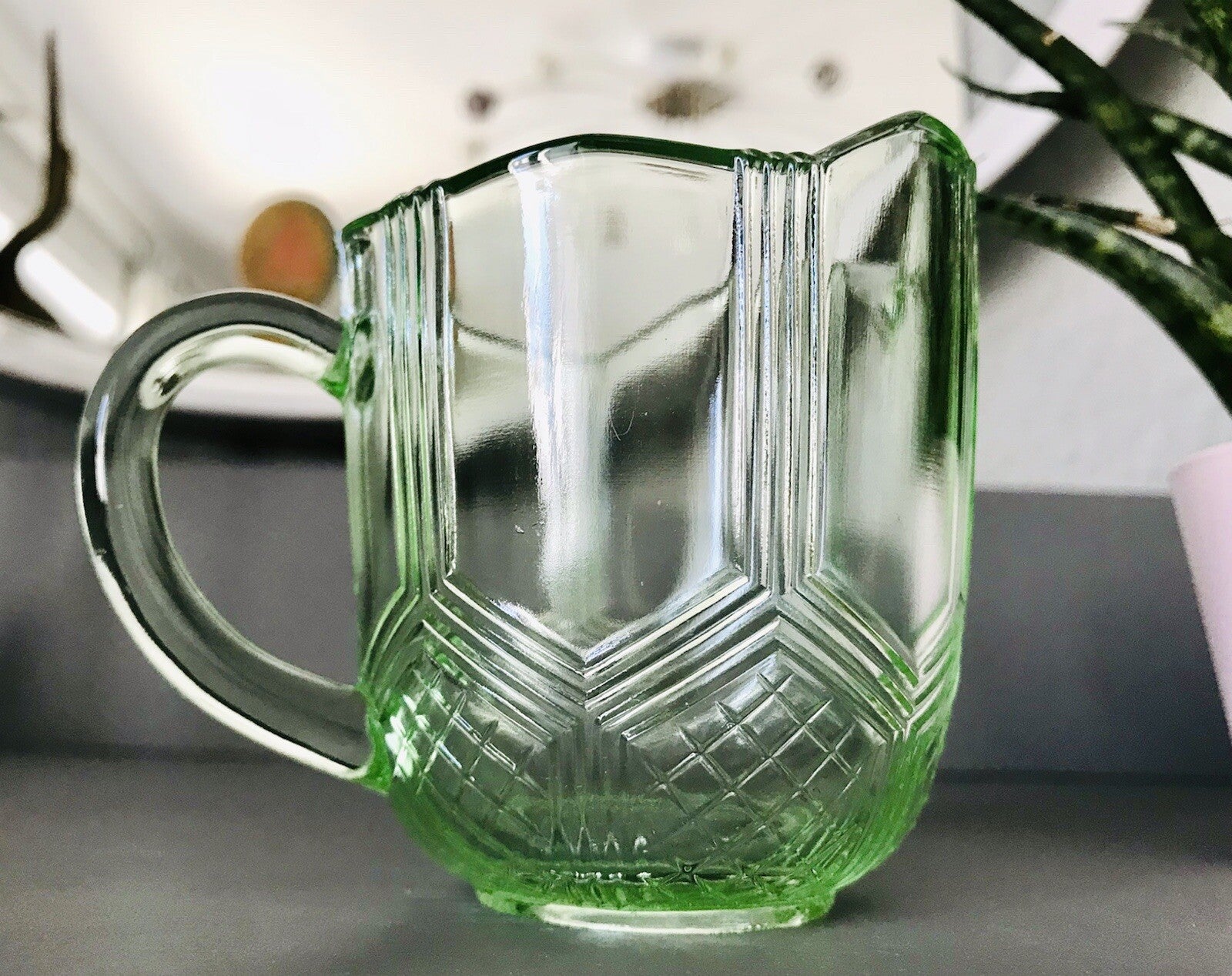Antik Art Déco Pressglas Sahnegießer Milchkännchen Kännchen Glas kanariengrün