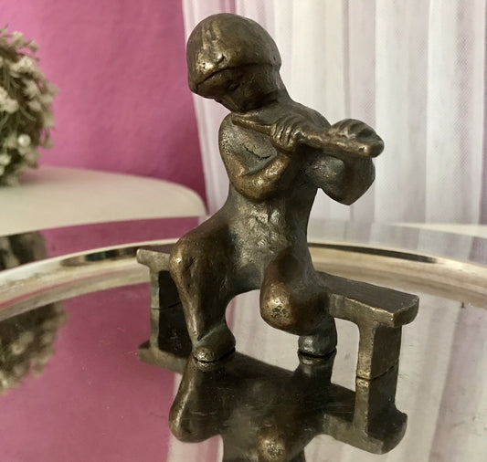 Vintage Bronze Figur Kind Junge Skulptur Fischedick Junge mit Flöte auf der Bank