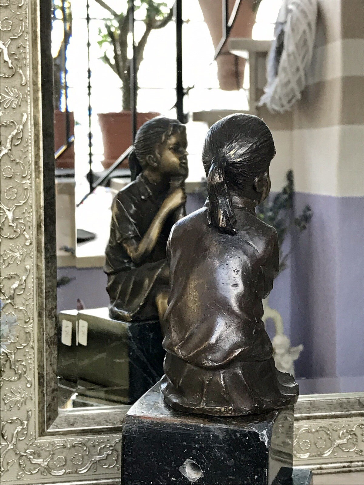 Vintage Bronze Figur Skulptur sitzendes Mädchen m. Hand am Kinn Marmorsockel