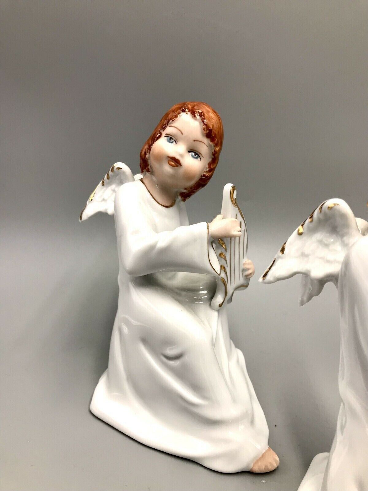 Weihnachten 2 ältere schöne 19 cm große Engel mit Harfe Porzellan Figuren