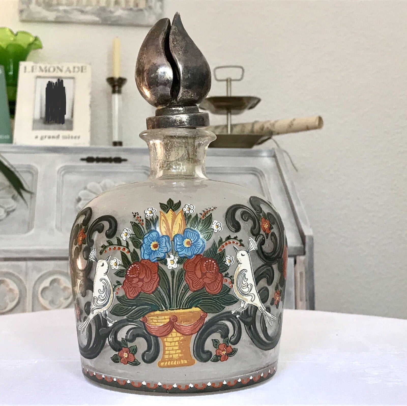 Alt Vintage Design Karaffe Dekanter versilberter Stopfen Bauernmotiv