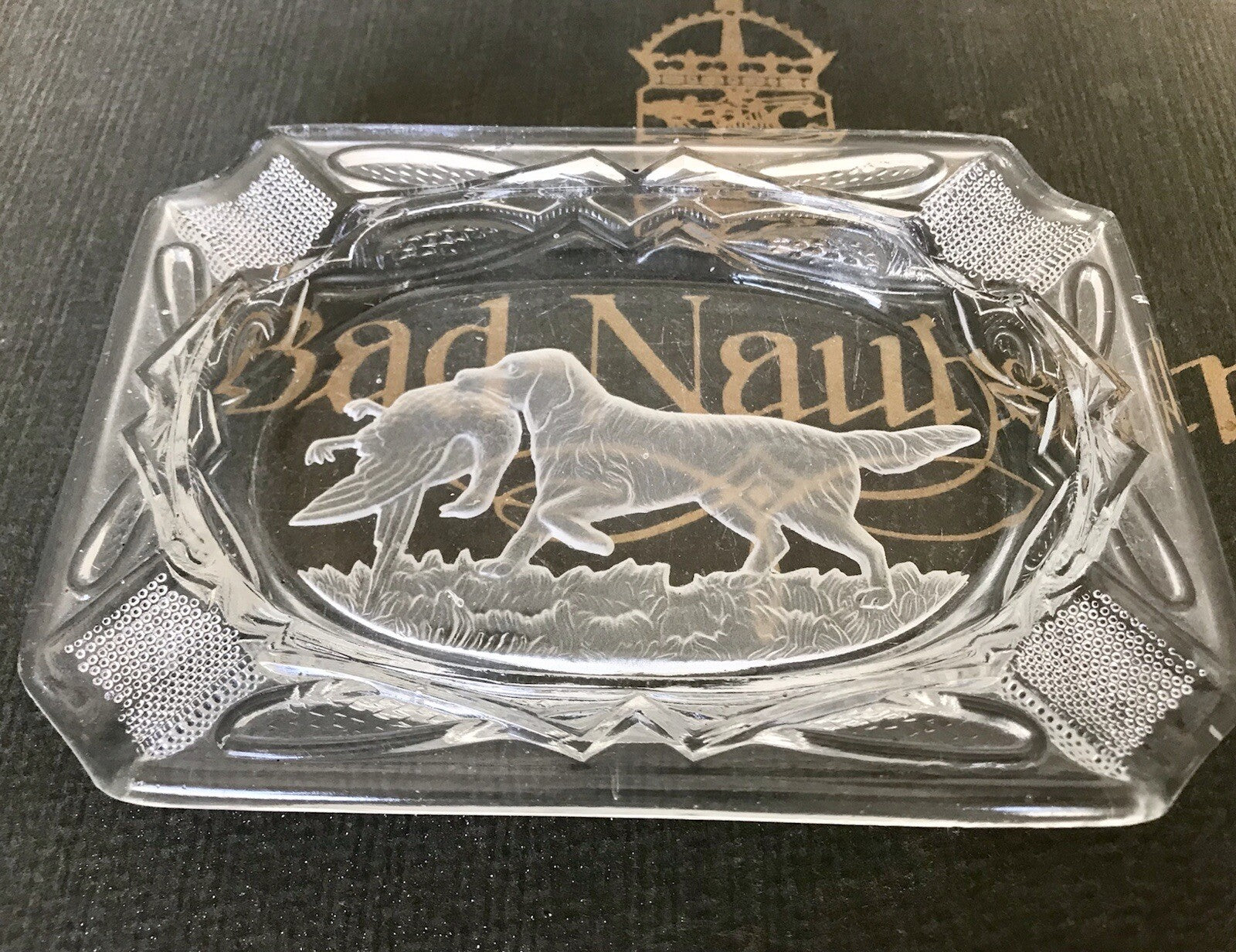 Antik alt Jugendstil Aschenbecher Ascher  farblos Glas Pressglas Jagdszene Hund