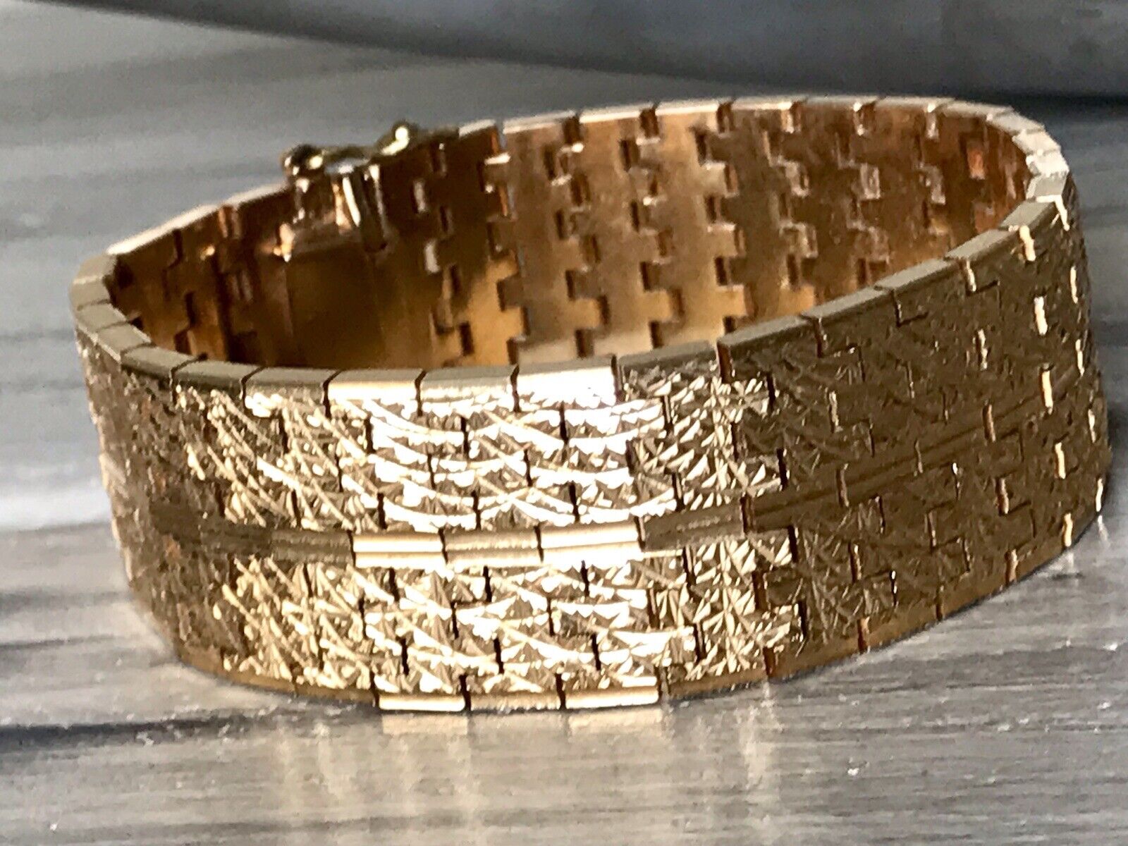 Vintage wunderschönes breites Teppicharmband Armband vergoldet