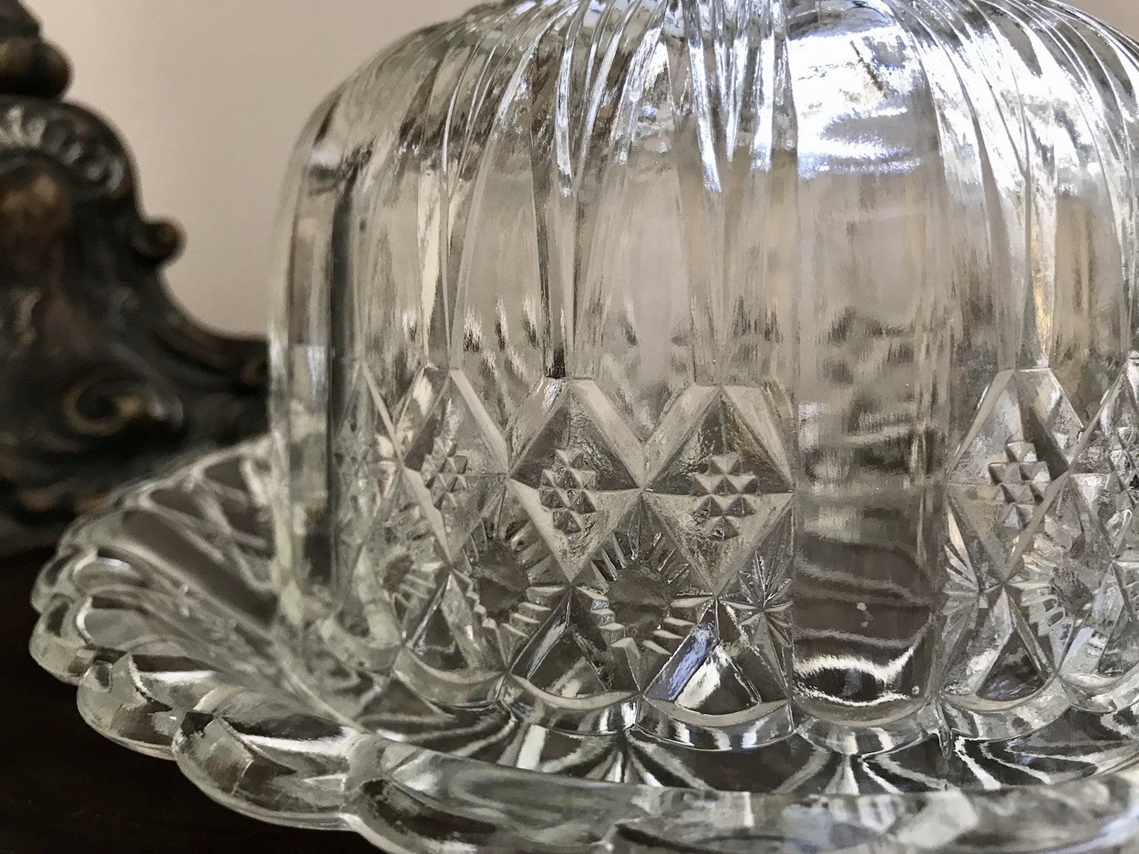 Antik Art Déco Glas Pressglas Käseglocke Butterglocke Glas