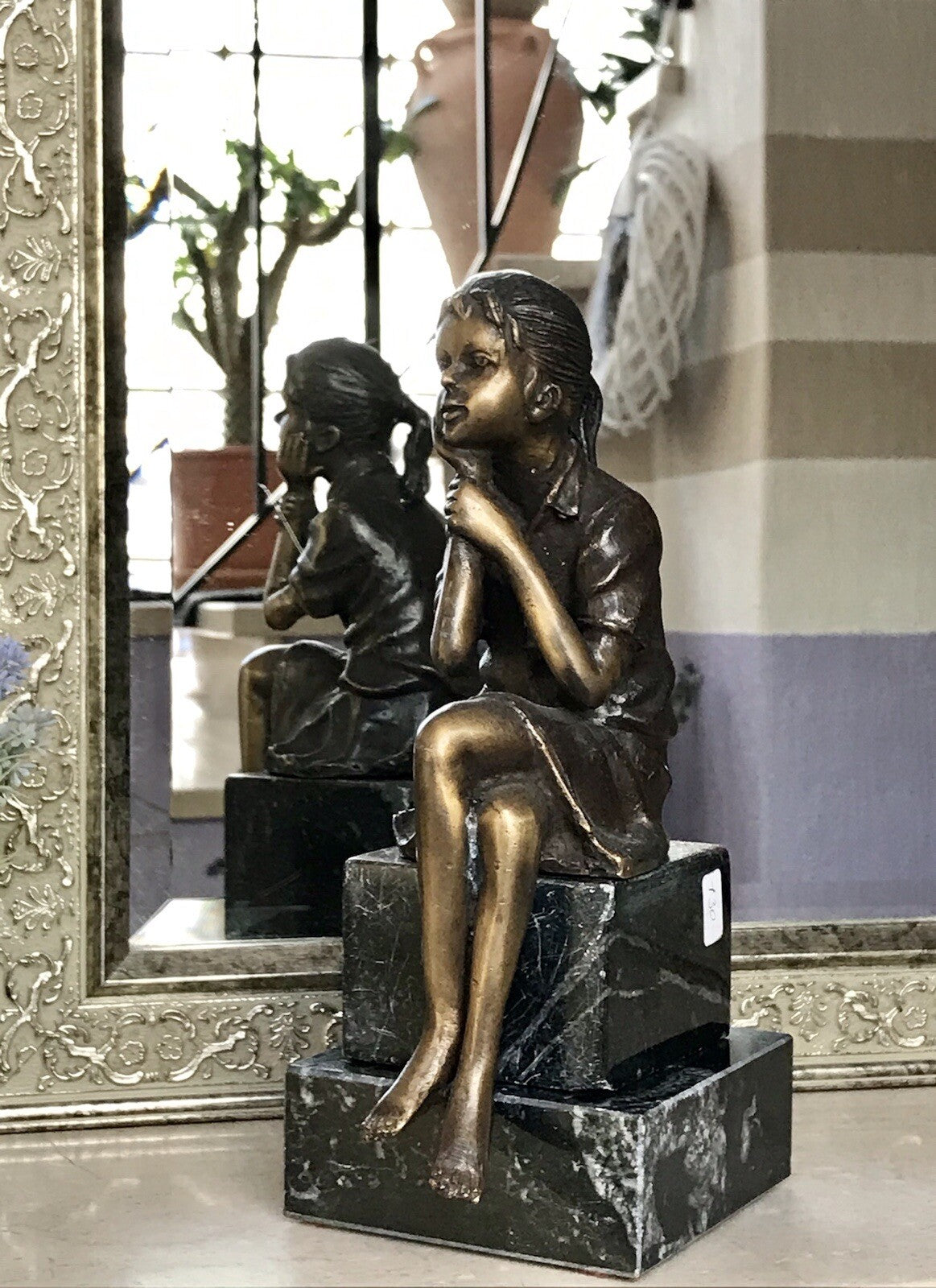 Vintage Bronze Figur Skulptur sitzendes Mädchen m. Hand am Kinn Marmorsockel