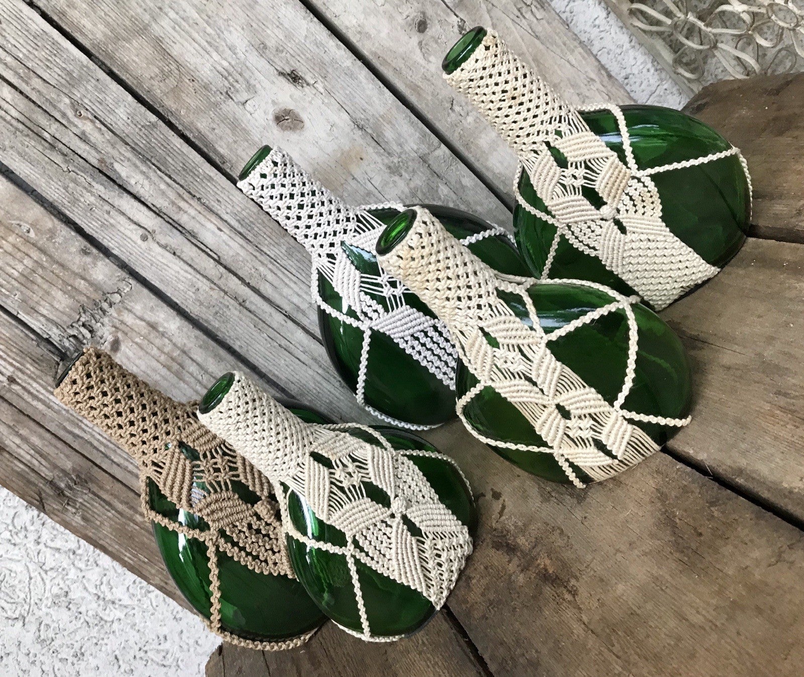 70er alt 5x True Vintage mit Makramee ummantelte grüne Flaschen Glas