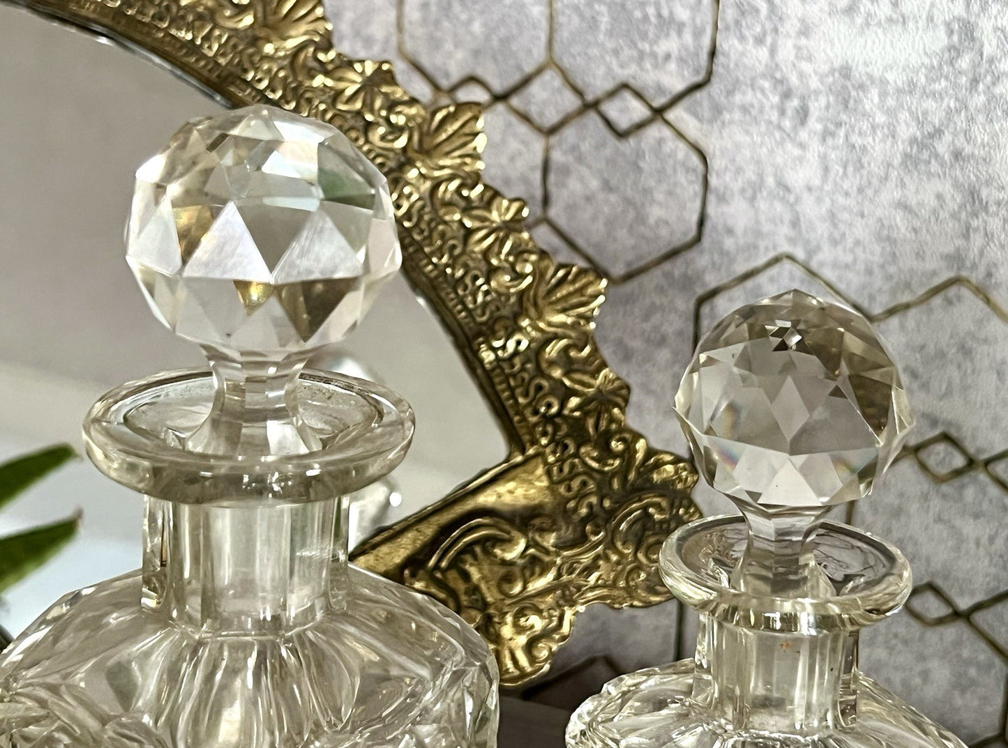 Antik ~1850-90 Baccarat 2x Flakon Parfüm kleine Glaskaraffe Schnitt Bleikristall