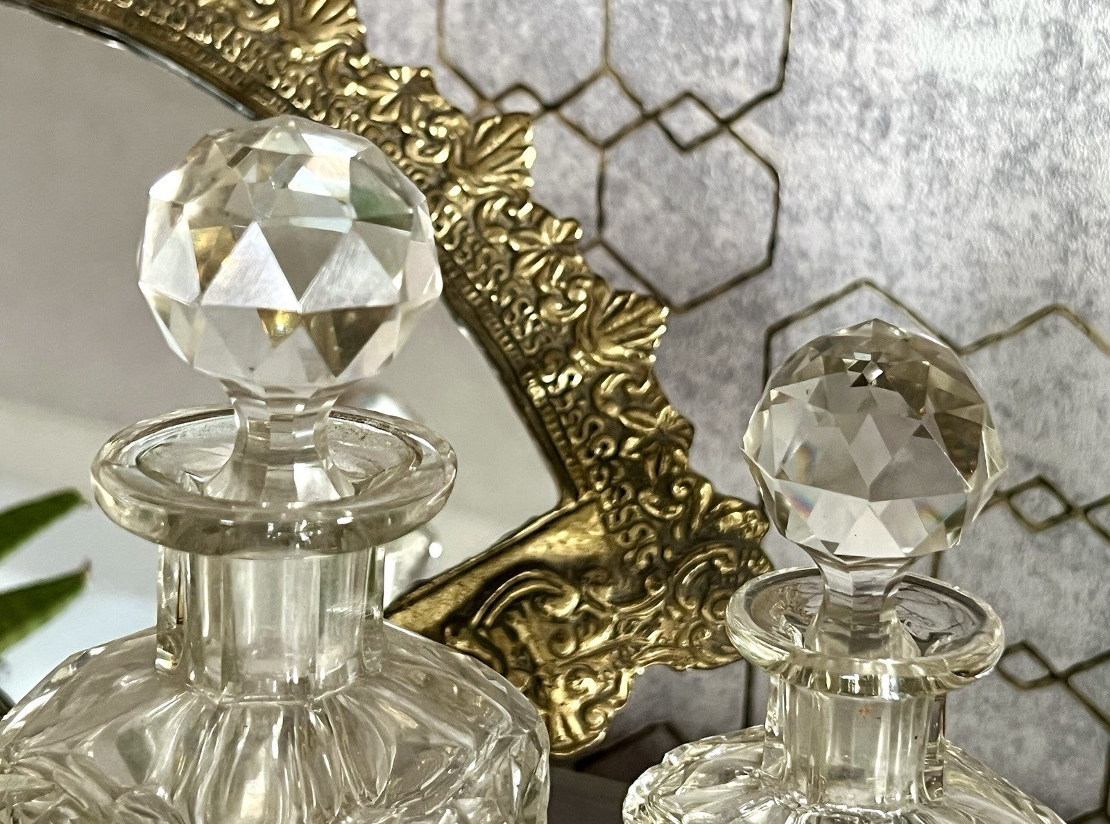 Antik ~1850-90 Baccarat 2x Flakon Parfüm kleine Glaskaraffe Schnitt Bleikristall