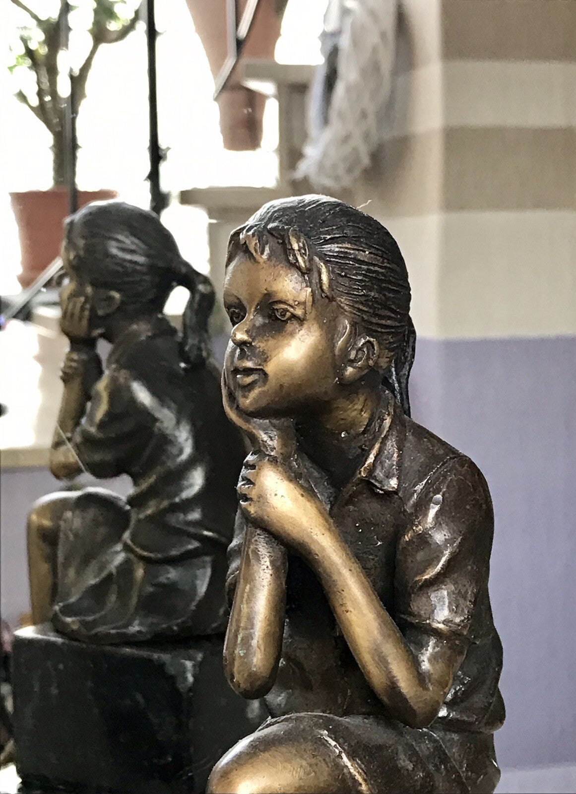 Vintage Bronze Figur Skulptur sitzendes Mädchen m. Hand am Kinn Marmorsockel