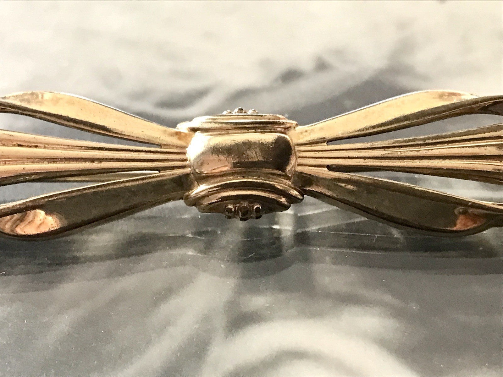 Antik Art Déco Brosche Oresto vergoldet Schleife