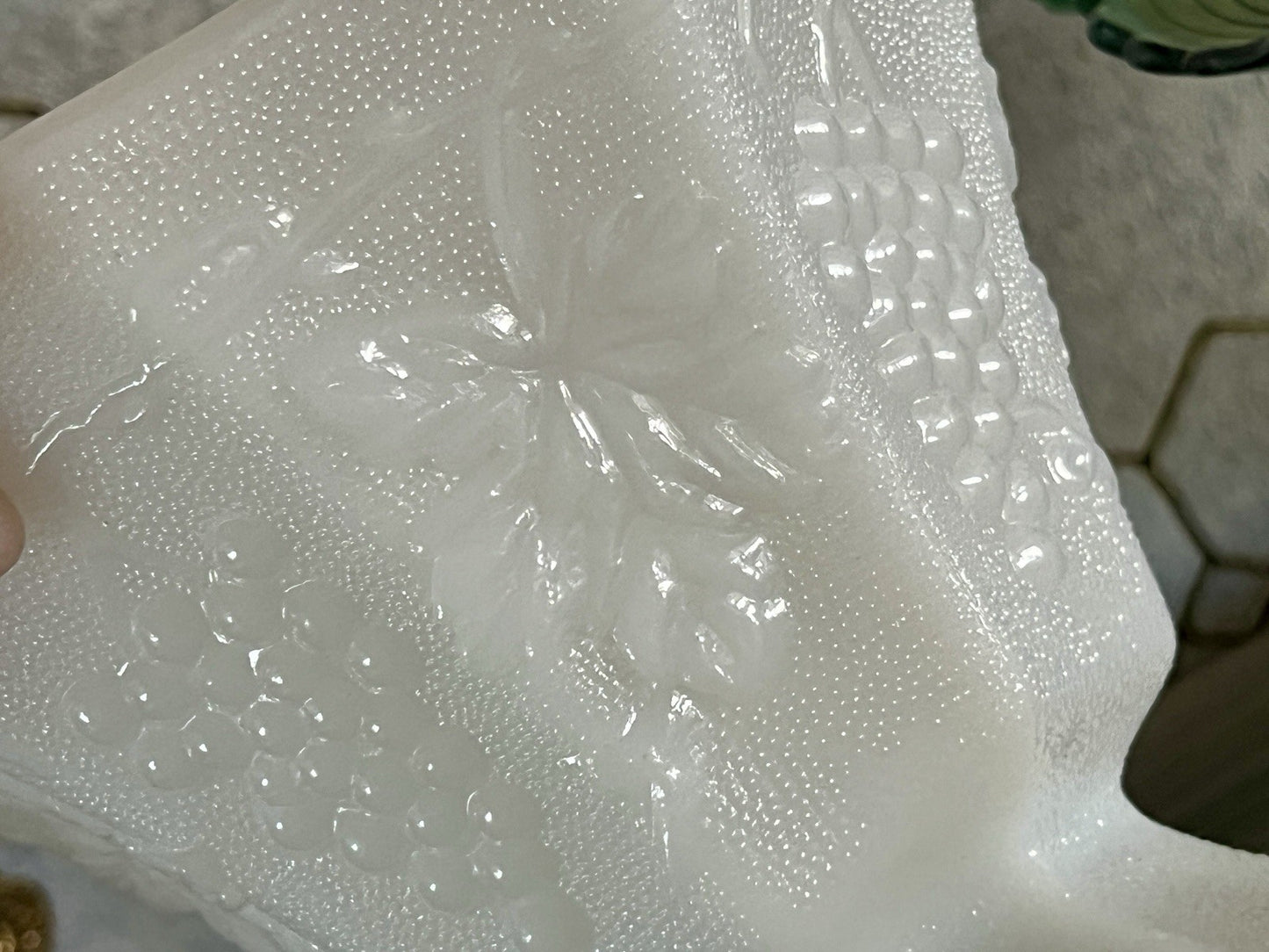Antik Art Déco 1 Schale Glasvase Vase Pressglas Opalin Weiß  Glas Weinranken