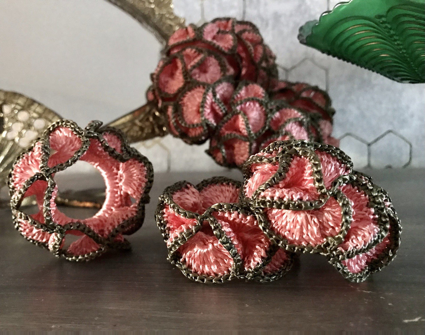 Alt Vintage 17 Serviettenringe rosa & grau  gehäkelt 50er-70er Jahre Kunstbast